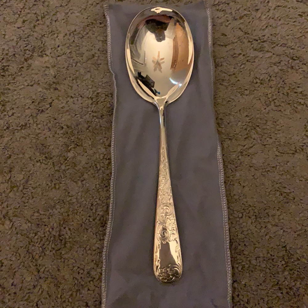 Serving spoon